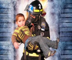 Puzzle Πυροσβέστη που κατέχουν ένα παιδί στην αγκαλιά